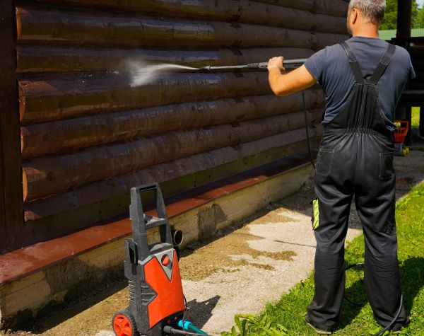 Log Home Pressure Washing in Bend